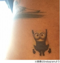 ベッカムが&ldquo;ミニオン&rdquo;タトゥー、妻ヴィクトリアがTwitterで公開。