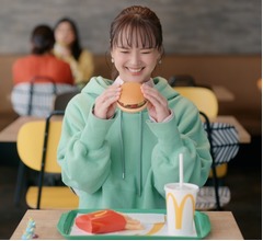 &ldquo;カプセルトイに夢中&rdquo;な多部未華子、何度も挑戦して&hellip;マクドナルドの新CM