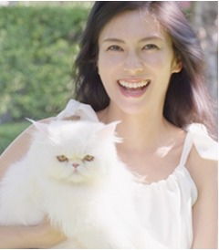 猫と戯れるキュートな柴咲コウ、ロート製薬の肌ラボ「白潤」新CM出演。