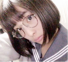 大友花恋のセーラー服＆めがね姿にファン歓喜