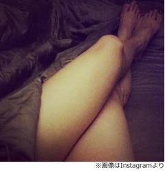 山田優がセクシーな生美脚披露、寝苦しい夜にベッドで露わ。