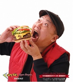 極楽山本圭壱が豪快に&ldquo;ガブッ&rdquo;、ハンバーガーイベントの審査委員長に。