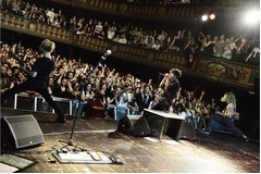 ワンオク初の欧州ツアー開始、初日のフランス公演はチケット瞬殺。