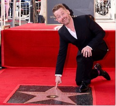 マコーレー・カルキン、ハリウッドの殿堂入り「メリークリスマス。ブタ野郎！」
