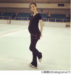 荒川静香&ldquo;妊娠9か月&rdquo;のお腹、出産前最後のスケートリンクでパチリ。