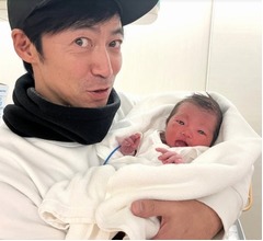 安めぐみが第2子出産、夫・東MAXが親子ショット披露「生まれた！！やばっ！」