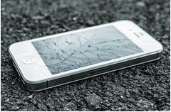 おかしなケータイの故障理由、英国の保険会社に寄せられた珍エピソード。