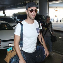 駆け寄るパパラッチを車で轢く、家族写真撮られクリス・マーティン怒る。