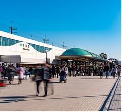幕張の吉本の劇場に行く芸人「泣いてますよ、電車で」途中駅で降りなかった人間は&hellip;
