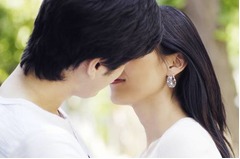 憧れ&ldquo;理想のキスシーン&rdquo;は？ 「ギュッと抱きしめられやさしく」1位。