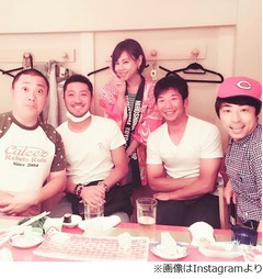 淳が&ldquo;山本圭壱選手&rdquo;とゴハン、広島の選手＆真麻も一緒にパチリ。