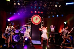 画面がタテ・ヨコ回転するMV、ガイドマーク表示され音ゲーのよう。