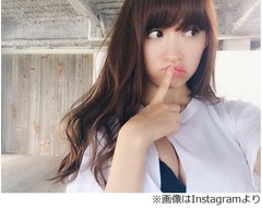 こじはるの&ldquo;素晴らしいチチ&rdquo;、グラビアのオフショットに反響続々。