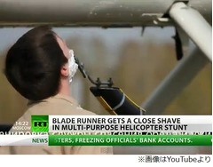 ヘリで友人の髭剃る驚愕テク、&ldquo;足&rdquo;に取り付けたカミソリで大胆に。