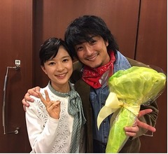 芳根京子、先輩・上地雄輔と仲良しショット