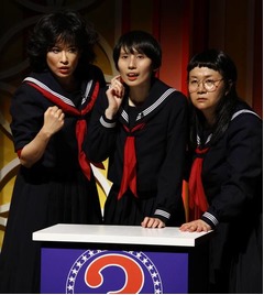 鈴木砂羽がスケバンセーラー服、ハリセンボン10周年記念ライブで熱演。