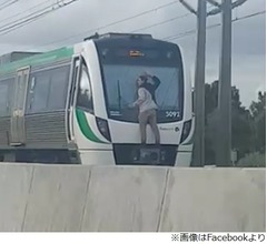電車に&ldquo;張り付き&rdquo;違法乗車、危険な自撮り