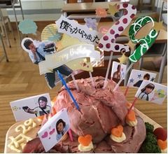 &ldquo;高校生役&rdquo;29歳窪田正孝を肉（29）ケーキで祝福
