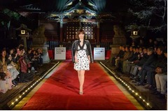 平子理沙が渋谷でランウェイ、神社の参道でショップ店員たちと。