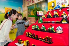 レゴ4000個でひな人形七段飾り、レゴランド東京で桃の節句イベント。