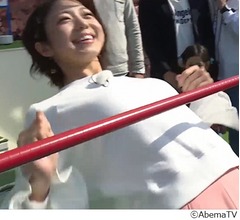 中村静香、セクシーリンボーダンスを披露