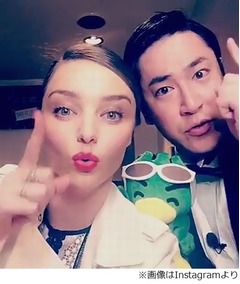 ミランダ・カーがズームイン！、日テレ辻岡義堂アナと2ショット動画。