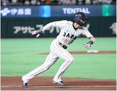 本塁に向かう周東　野球