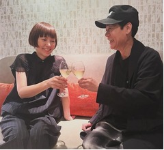 見つめ合う渡辺満里奈＆名倉潤夫妻、&ldquo;19回目の結婚記念日&rdquo;迎え乾杯