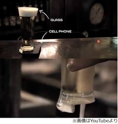&ldquo;スマホはNG&rdquo;会話促すグラス、「オフライン・ビアグラス」が話題に。