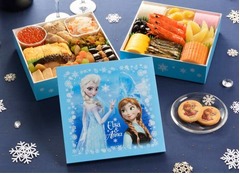 「アナ雪」重箱の可愛いおせち、鮮やかな水色に雪の結晶モチーフ。