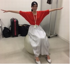 笑顔で体幹鍛える新川優愛、撮影合間も可愛い