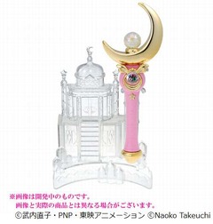 全長22cmのムーンスティック、宮殿モチーフのスタンドがセットに。