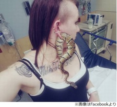 生きたペットの蛇&ldquo;耳飾り&rdquo;にして病院行き