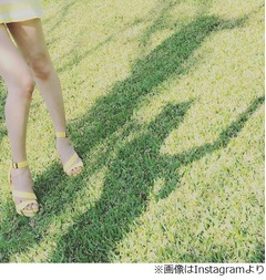 篠田麻里子のセクシーな美脚、太ももまで露出したショットに絶賛の声。