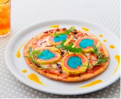 &ldquo;2800億分の1&rdquo;サイズのビザ、速水もこみちが世界遺産をイメージ。