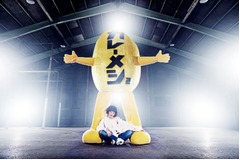 巨大カレーメシくん&times;水カン・コムアイのイケてるビジュアル解禁。