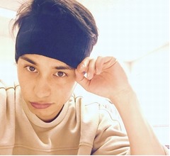 中村蒼がヘアバンド姿「ワカチコワカチコ」