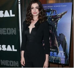 アン・ハサウェイ、滑り台で1歳息子に危機