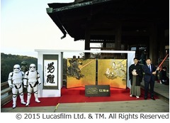 「スター・ウォーズ」風神雷神図屏風お披露目、京都・清水寺本堂舞台で。