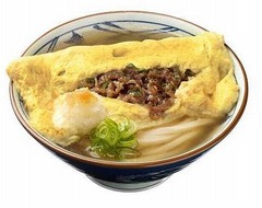 うどんにだし巻き玉子がドンッ、中には甘辛い牛しぐれ煮がたっぷり。