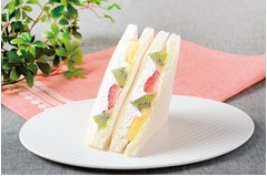 ローソンが新フルーツサンド、従来商品よりホイップクリームを増量。