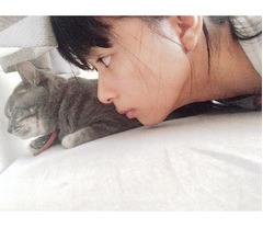 芳根京子が愛猫とキュートな寝起きショット