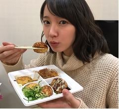 吉岡里帆のかわいい&ldquo;たこ焼きフーフー&rdquo;