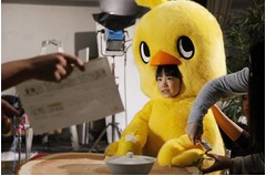 愛菜ちゃん&ldquo;ライバル&rdquo;に嫉妬、ひよこちゃんロボ出現に複雑な表情。