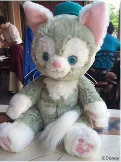 TDS新キャラグッズ求め長い列、購入まで1時間以上待つほどの人気ぶり。