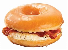 ドーナツ&times;ベーコン&times;目玉焼き、米ダンキンの朝食新メニューが話題に。