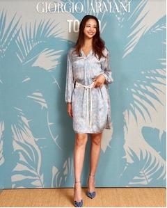 高橋メアリージュン、際立つ美脚の&ldquo;膝上シャツワンピ&rdquo;姿披露