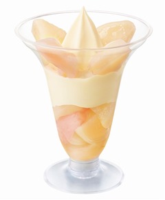 果肉を増量した「白桃パフェ」、ミニストップのフルーツパフェ第3弾。