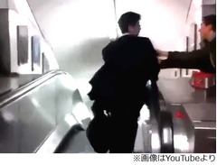 英で話題の&ldquo;酔っ払い日本人&rdquo;、上りエスカレーターを下ろうと必死。