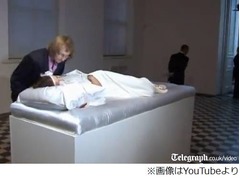 リアルな&ldquo;眠れる森の美女&rdquo;展、キスで美女が目覚めたら必ず結婚。